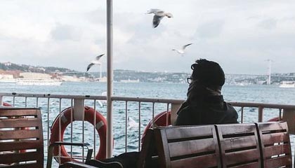 足球在线直播-七年来最差排位赛成绩!湿滑赛道令梅奔措手不及